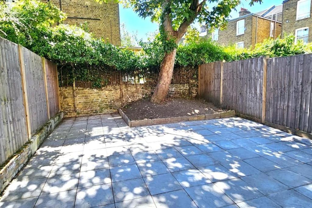 Flat In Queens Park Appartement Londen